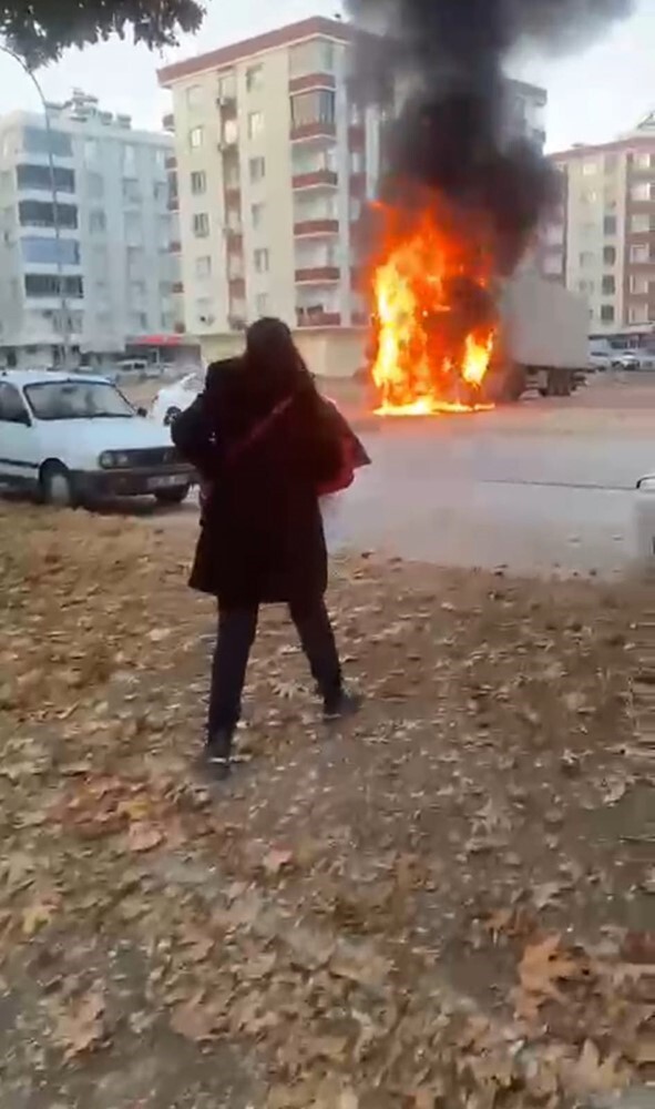 BİRECİK İLÇESİNDE KADIN SÜRÜCÜNÜN, ALEV ALAN TIRIN YAKININA PARK ETTİĞİ OTOMOBİLİNİ ALMAYA...