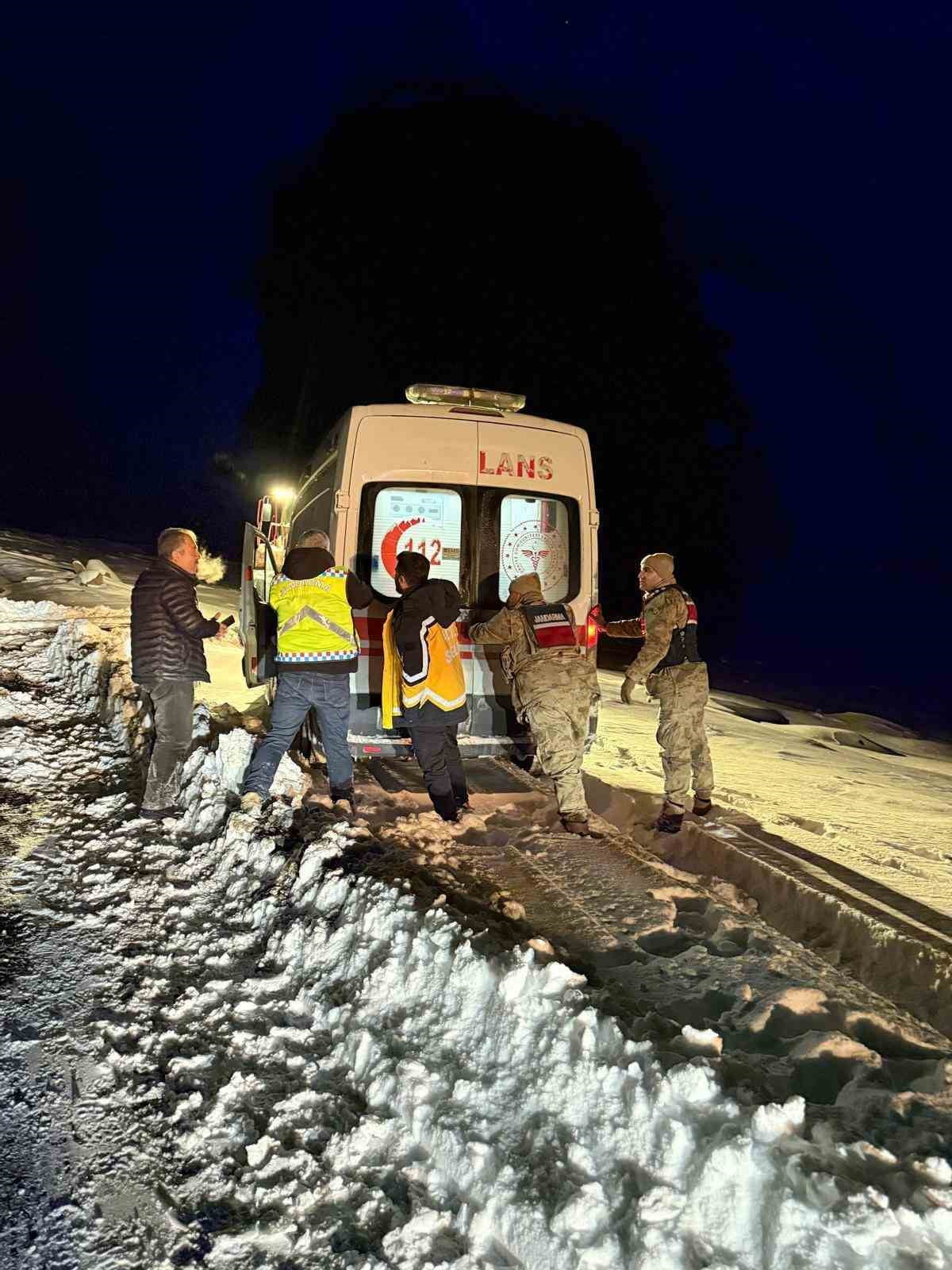 BİTLİS'İN GÜROYMAK İLÇESİNDE ETKİLİ OLAN YOĞUN KAR YAĞIŞI VE TİPİ NEDENİYLE YOLU KAPANAN KÖYDE...