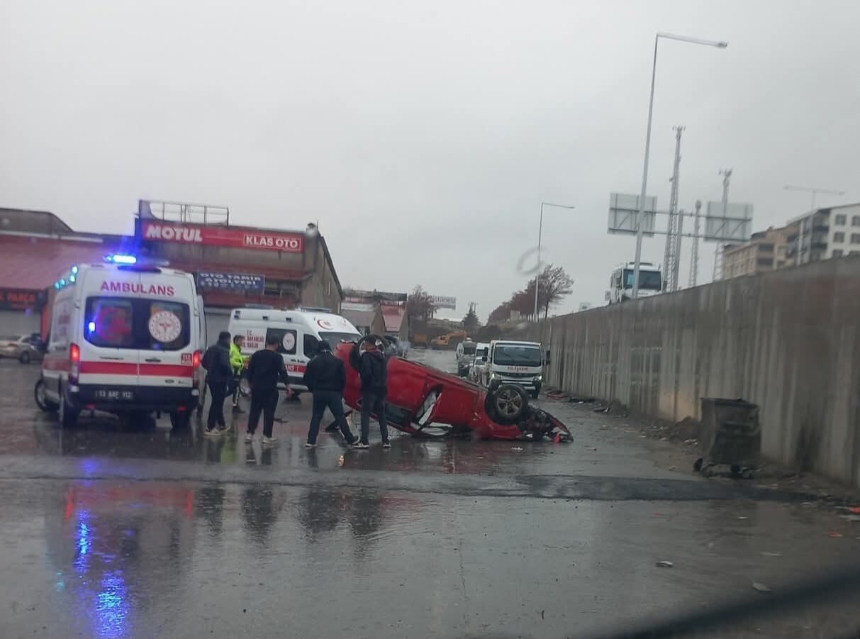 BİTLİS'İN TATVAN İLÇESİNDE DİREKSİYON HAKİMİYETİ KAYBEDİLEN OTOMOBİLİN KÖPRÜLÜ KAVŞAKTAN UÇMASI...