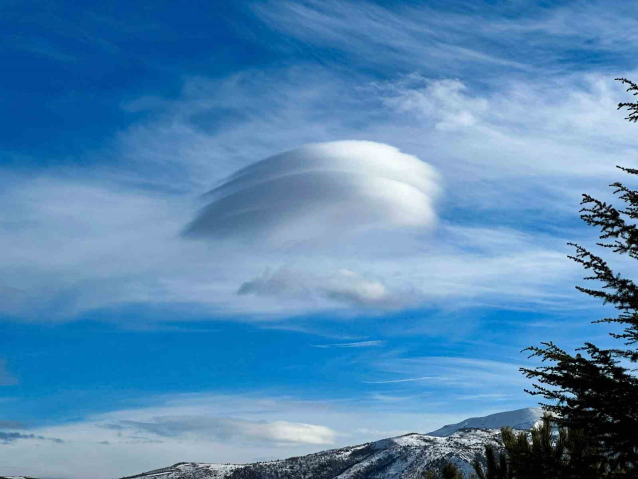 BİTLİS'TE GÖKYÜZÜNDE OLUŞAN SIRA DIŞI BULUTLAR, VATANDAŞLARIN İLGİSİNİ ÇEKTİ.