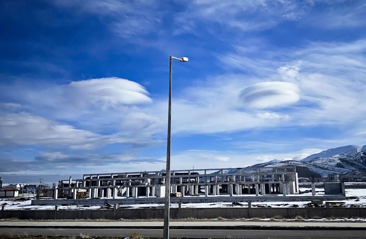 BİTLİS'TE GÖKYÜZÜNDE OLUŞAN SIRA DIŞI BULUTLAR, VATANDAŞLARIN İLGİSİNİ ÇEKTİ.