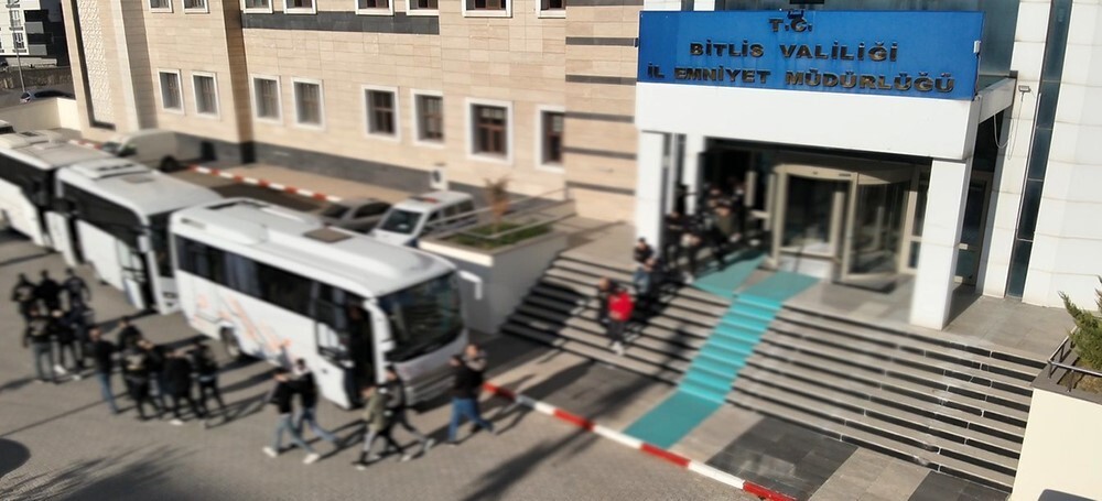 BİTLİS EMNİYET MÜDÜRLÜĞÜ TARAFINDAN 9 İLDE EŞ ZAMANLI DÜZENLENEN BAHİS VE NİTELİKLİ DOLANDIRICILIK...