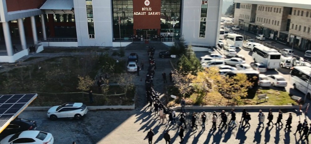 BİTLİS EMNİYET MÜDÜRLÜĞÜ TARAFINDAN 9 İLDE EŞ ZAMANLI DÜZENLENEN BAHİS VE NİTELİKLİ DOLANDIRICILIK...