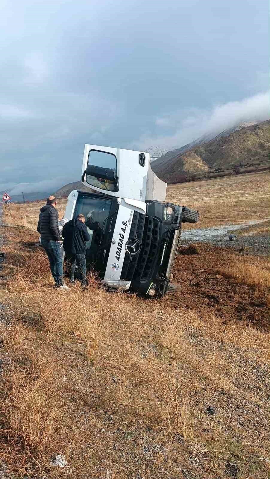 BİTLİS’İN TATVAN İLÇESİNDEN HİZAN İSTİKAMETİNE SEYİR HALİNDE OLAN, ÖZEL BİR FİRMAYA AİT BETON...