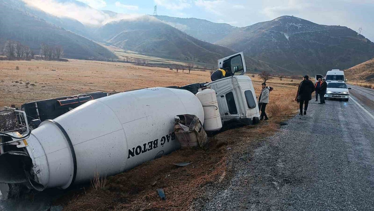 BİTLİS’İN TATVAN İLÇESİNDEN HİZAN İSTİKAMETİNE SEYİR HALİNDE OLAN, ÖZEL BİR FİRMAYA AİT BETON...