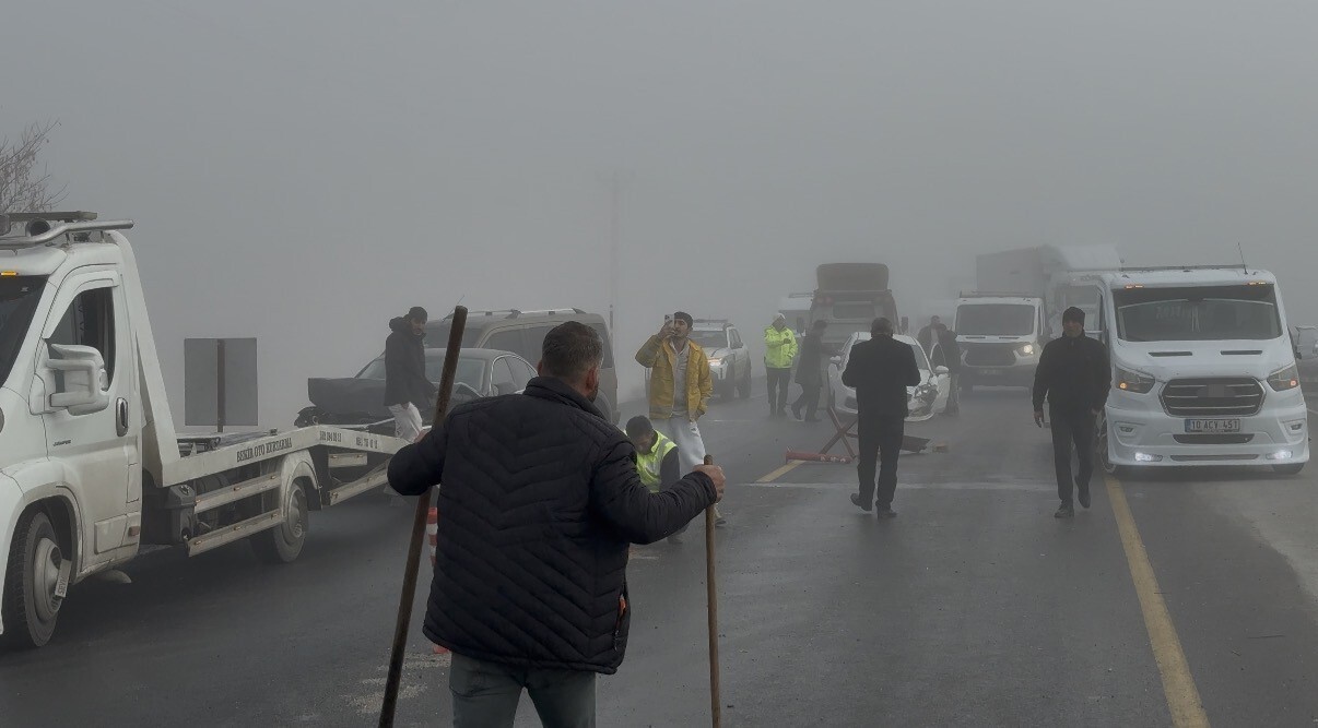 BİTLİS-TATVAN YOLU ÜZERİNDEKİ RAHVA MEVKİİNDE YOĞUN SİSİN ETKİLİ OLMASI SEBEBİYLE DÖRT ARACIN...