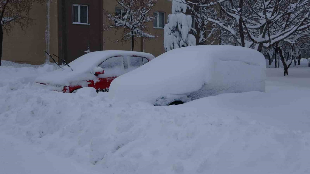 BİTLİS’TE ETKİLİ OLAN YOĞUN KAR YAĞIŞI, HAYATI OLUMSUZ ETKİLEMEYE DEVAM EDERKEN İL GENELİNDE...