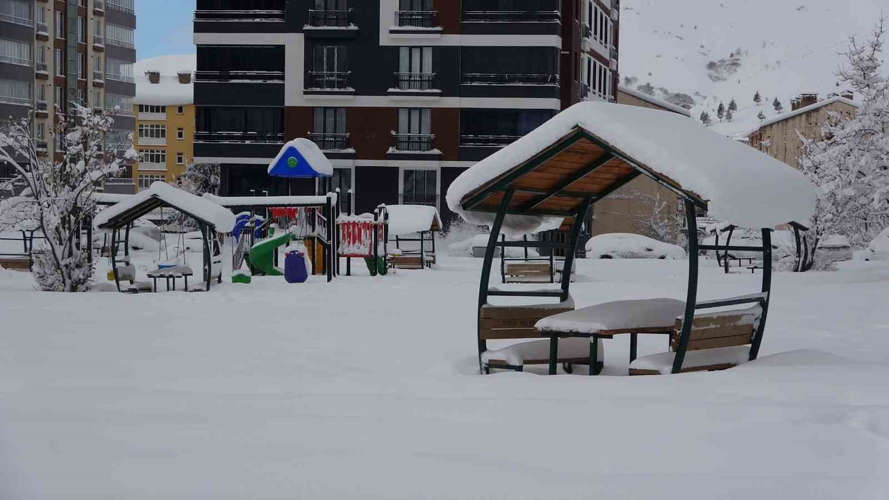 BİTLİS’TE GÜNLERDİR YAĞAN KAR YAĞIŞI NEDENİYLE TEK KATLI EVLER, ARABALAR VE YÖN LEVHALARI KARDAN...