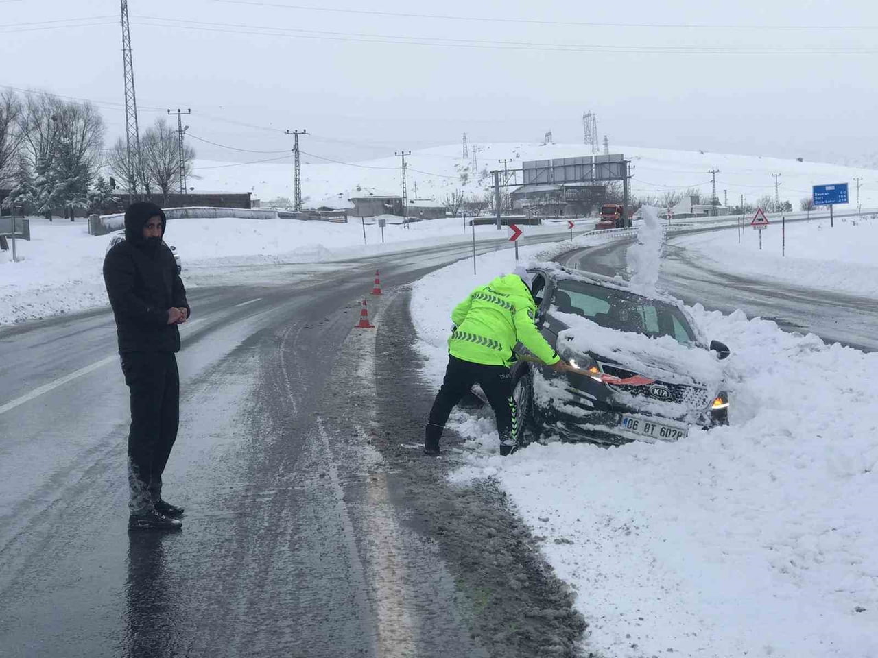 BİTLİS’TE YOĞUN KAR YAĞIŞI, KENT GENELİNDE HAYATI OLUMSUZ ETKİLERKEN BAZI SÜRÜCÜLER YOLDA MAHSUR...