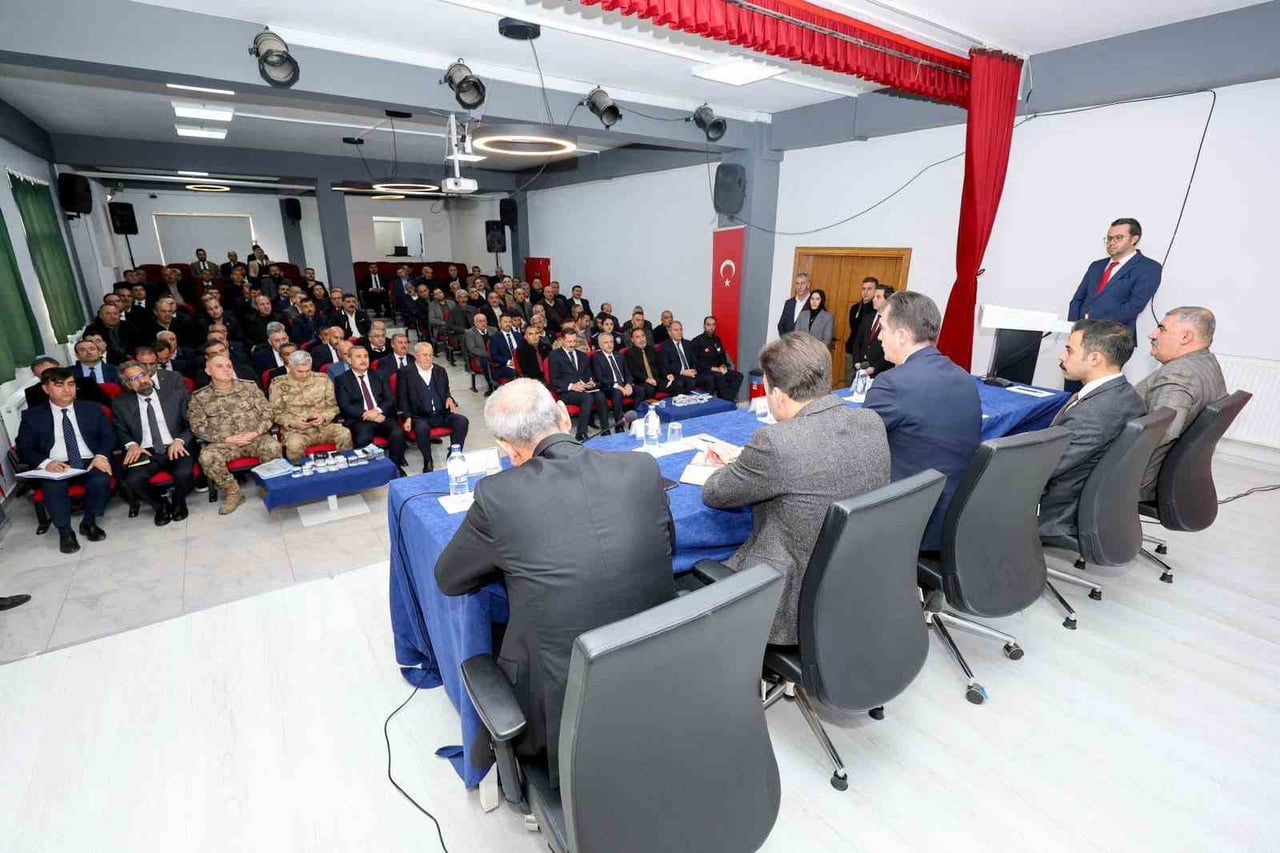 BİTLİS VALİSİ AHMET KARAKAYA BAŞKANLIĞINDA "GÜROYMAK İLÇE KOORDİNASYON, İSTİŞARE VE MUHTARLAR...