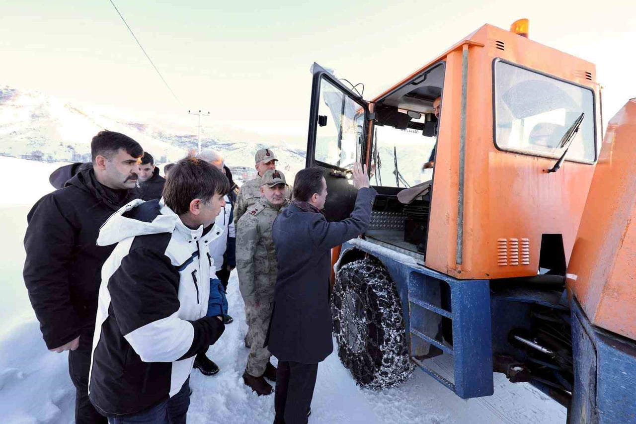 BİTLİS VALİSİ AHMET KARAKAYA, MERKEZE BAĞLI KÜLLÜCE KÖYÜ’NDE İL ÖZEL İDARESİ EKİPLERİ TARAFINDAN...