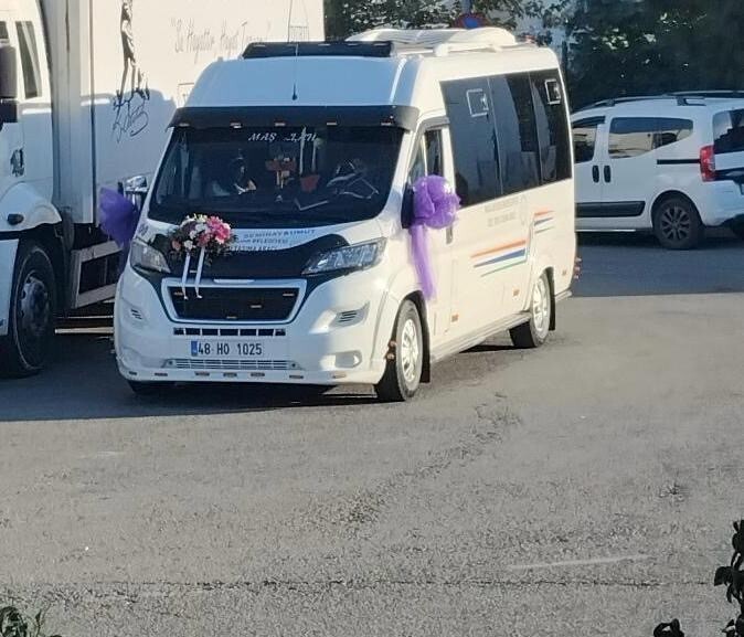 BODRUM’DA DÜNYA EVİNE GİREN UMUT AKKAYA İLE SEMİNAY AKKAYA, ŞEHİR İÇİ ULAŞIMDA KULLANDIKLARI...