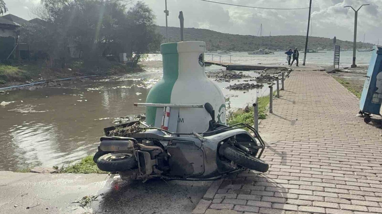 BODRUM’DA SELİN ARDINDAN FIRTINA: TEKNELER KARAYA OTURDU, DENİZİN RENGİ DEĞİŞTİ