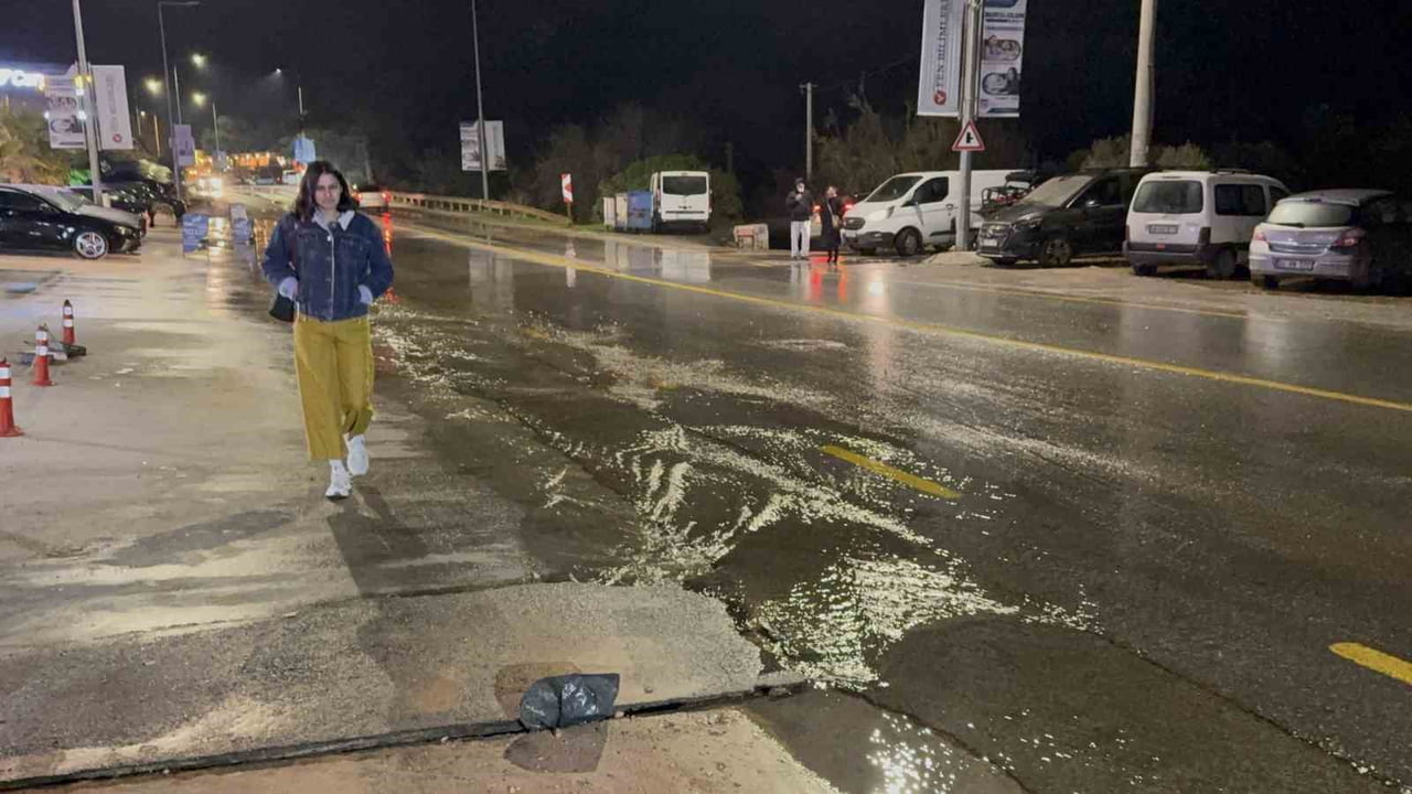 BODRUM İLÇESİNE ANA SU İSALE HATTININ PATLAMASIYLA YOL YARILDI, DERİN ÇUKURLAR OLUŞTU, TONLARCA SU...
