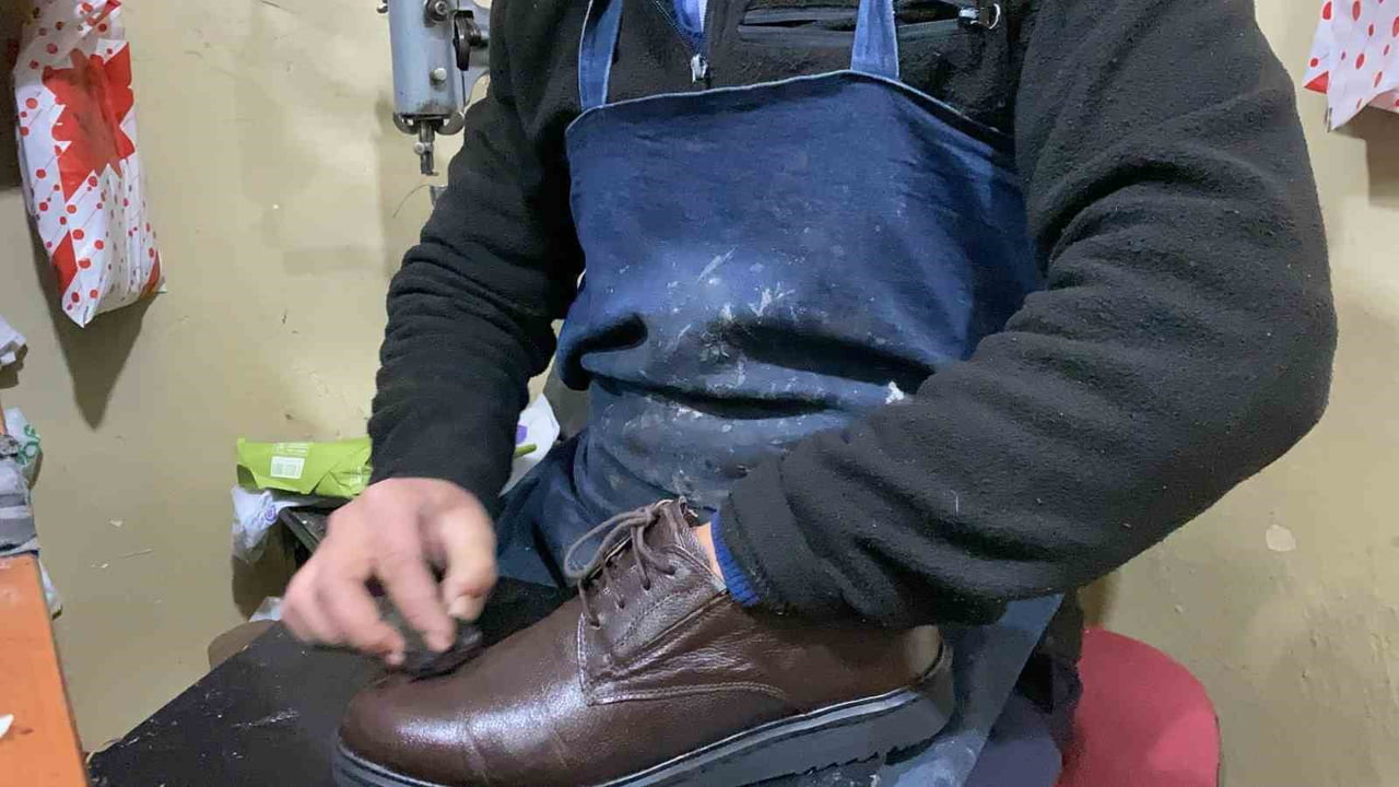 BOLU'DA 35 YILDIR AYAKKABI TAMİRCİLİĞİ YAPAN EMİN TEZCAN, KIŞ MEVSİMİNDE AYAK SAĞLIĞI VE GÜVENLİĞİ...