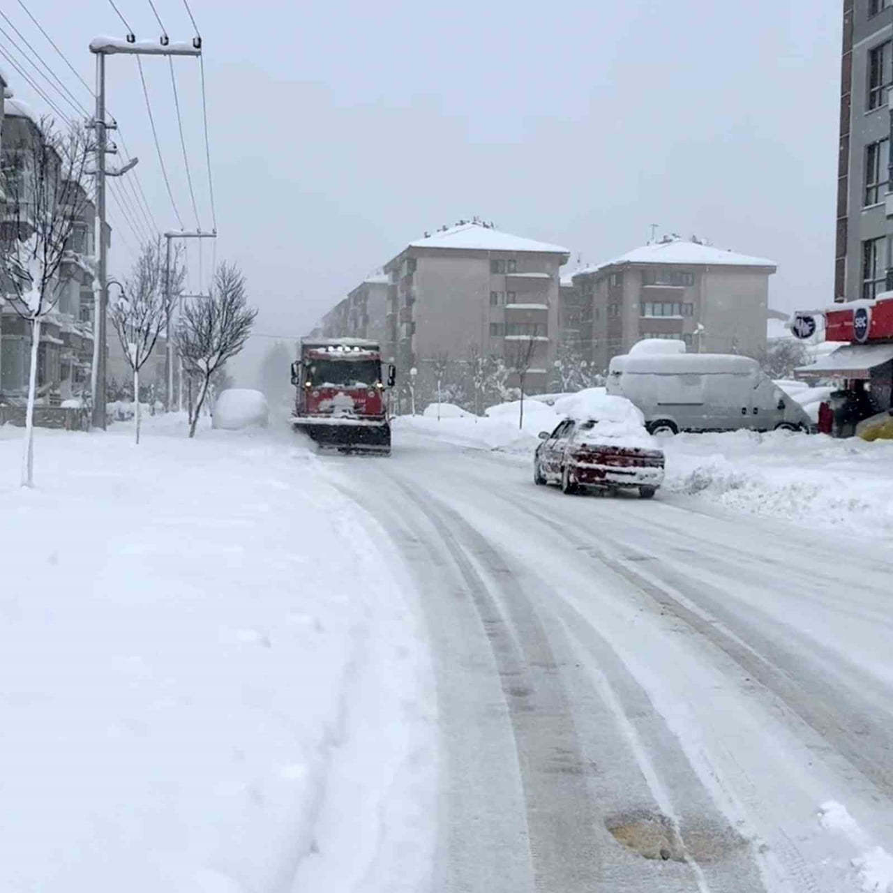BOLU'DA ETKİLİ OLAN YOĞUN KAR YAĞIŞI HAYATI OLUMSUZ ETKİLERKEN, KENT MERKEZİNDE KAR KALINLIĞI YER...