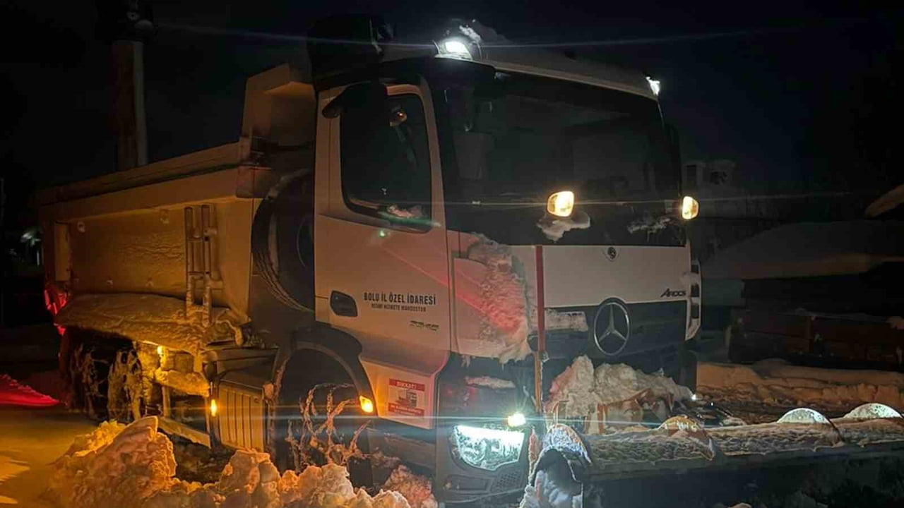 BOLU'DA ETKİLİ OLAN YOĞUN KAR YAĞIŞI NEDENİYLE KAPANAN 263 KÖY YOLUNDAN 191'İ, EKİPLERİN...