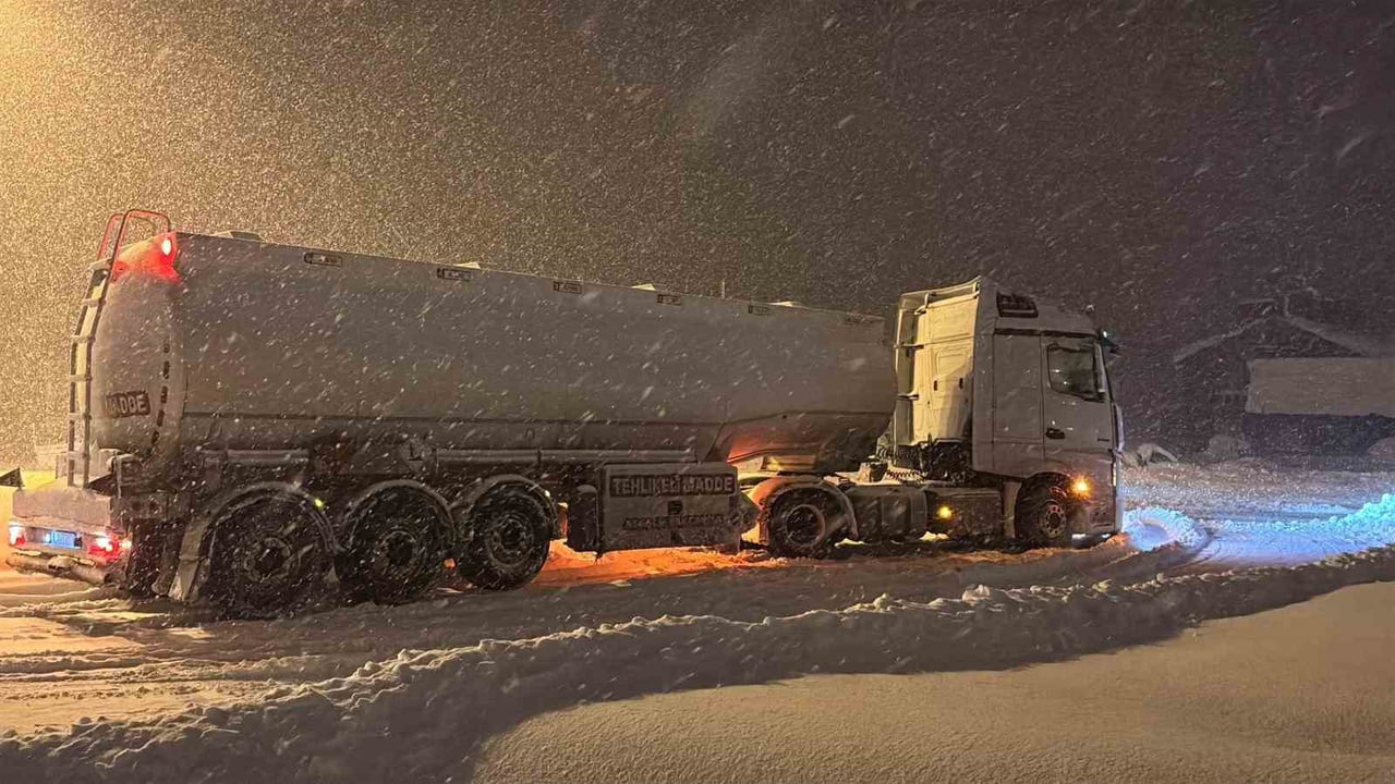 BOLU'DA ETKİSİNİ ARTIRAN YOĞUN KAR YAĞIŞI NEDENİYLE ABANT GİŞELERİ BAĞLANTI YOLUNDA BİR TIR...