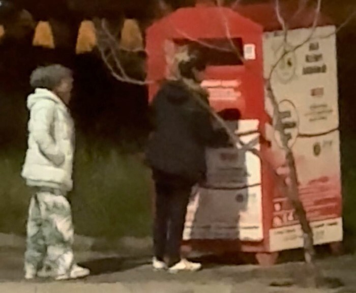 BOLU'DA KAPAĞINI ZORLAYARAK AÇTIKLARI GİYSİ KUMBARASINDAN KIYAFET ALAN KİŞİLER CEP TELEFONU...