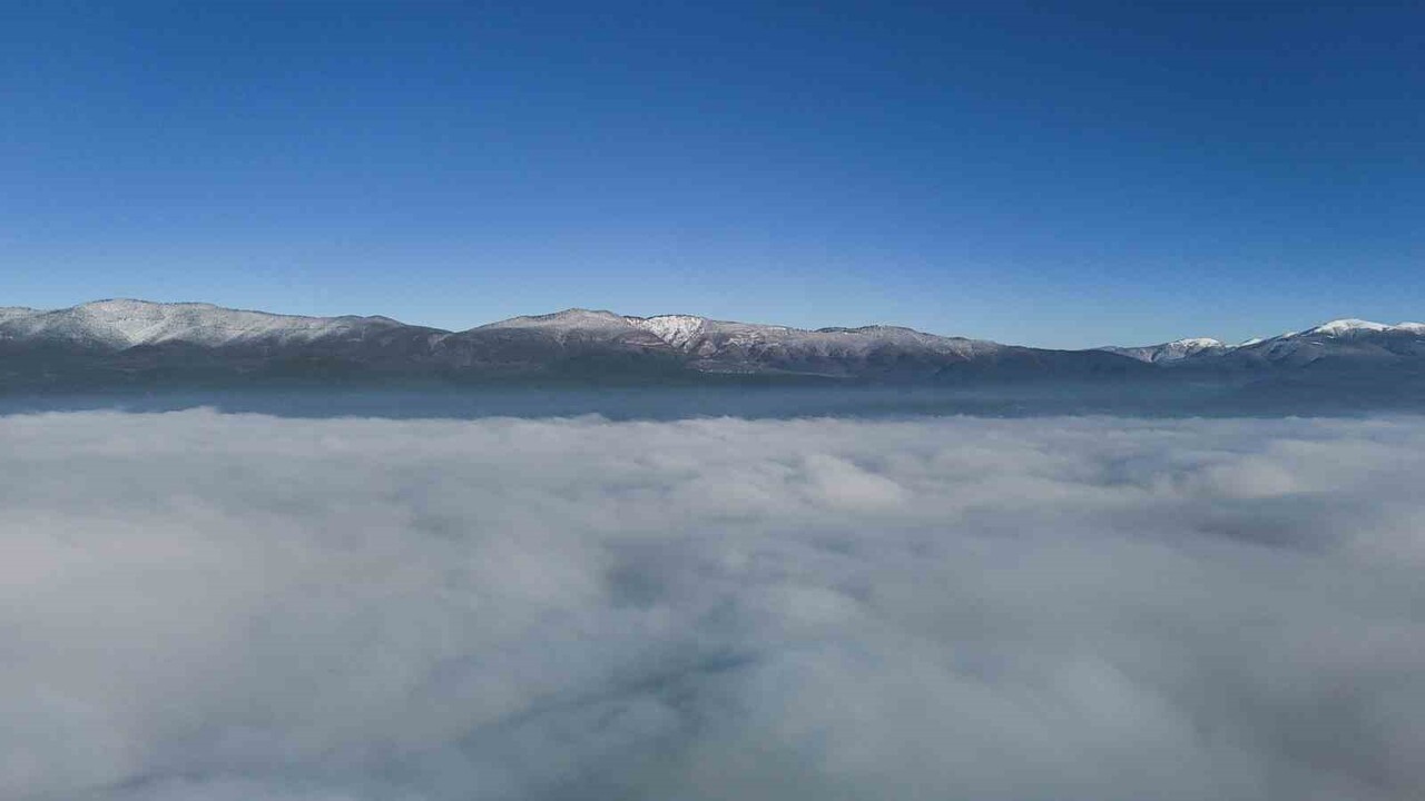BOLU'DA SABAH SAATLERİNDEN İTİBAREN ŞEHRİN ÜZERİNE ÇÖKEN SİS TABAKASI HAVADAN...