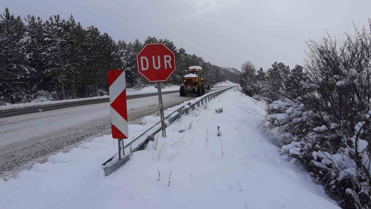 BOLU'NUN MUDURNU İLÇESİNDE YAŞAYAN BİR KİŞİ, ETKİLİ OLAN KAR YAĞIŞI NEDENİYLE KAPANAN KÖY...