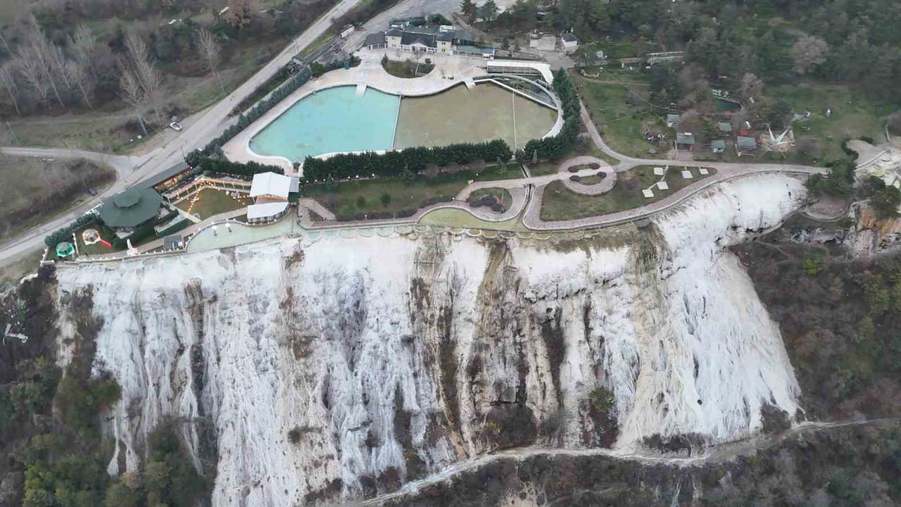 BOLU’DA, 'KÜÇÜK PAMUKKALE' OLARAK BİLİNEN VE DOĞAL GÜZELLİĞİYLE HAYRAN BIRAKAN AKKAYA...