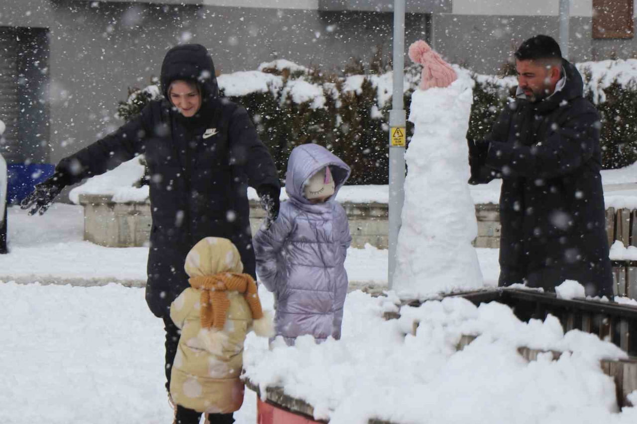 BOLU’DA 3 GÜNDÜR ETKİLİ OLAN YOĞUN KAR YAĞIŞI VE BUZLANMA RİSKİ NEDENİYLE İL GENELİNDE...