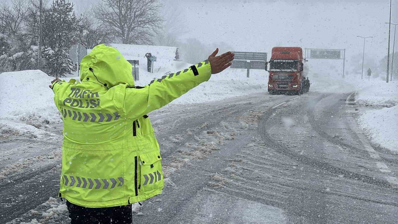 BOLU’DA ETKİSİNİ ARTIRAN YOĞUN KAR YAĞIŞI NEDENİYLE D-100 KARA YOLUNUN BOLU DAĞI GEÇİŞİ İSTANBUL...