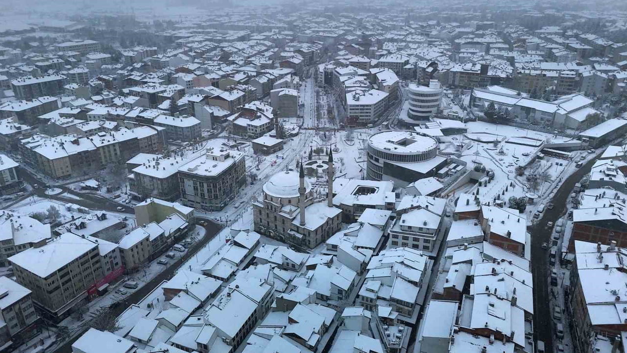 BOLU’DA GECE SAATLERİNDE ETKİLİ OLAN KAR YAĞIŞI SONRASI KENT MERKEZİ BEYAZA BÜRÜNDÜ.
