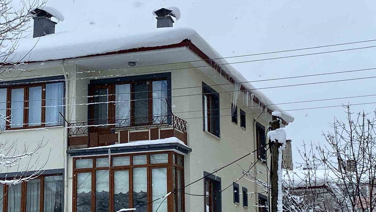 BOLU’DA GÜNLERDİR ETKİLİ OLAN YOĞUN KAR YAĞIŞI VE ARDINDAN ETKİLİ OLAN SOĞUK HAVA, KENT GENELİNDE...