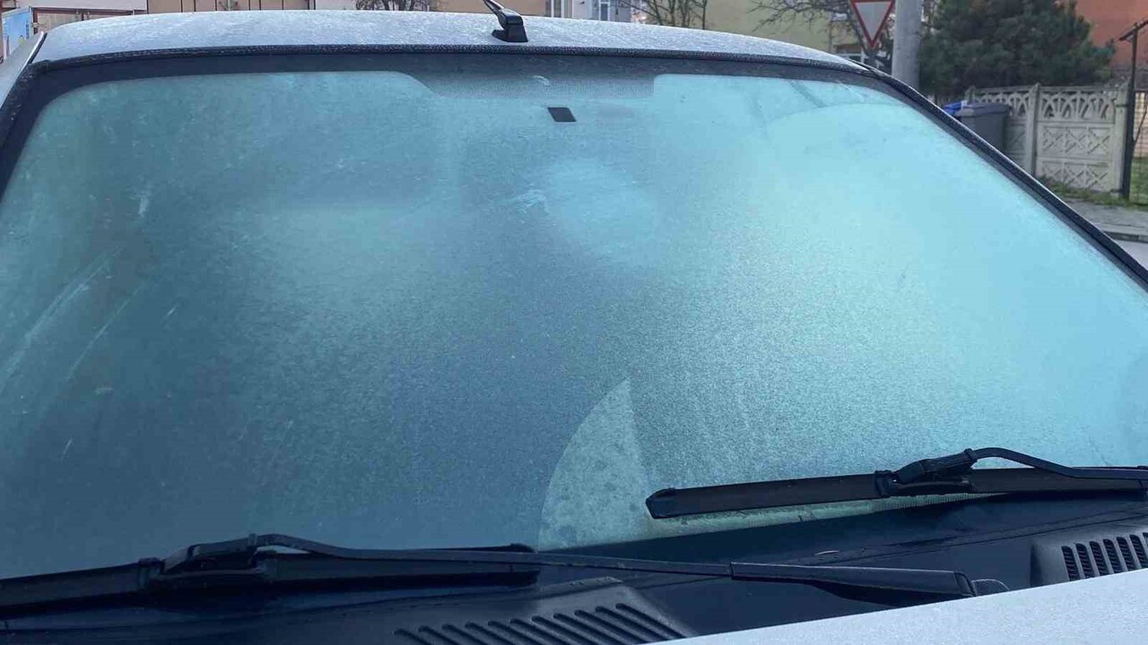 BOLU’DA HAVA SICAKLIĞININ SIFIRIN ALTINA DÜŞMESİYLE SABAH SAATLERİNDE ARAÇLARIN CAMLARI BUZ...