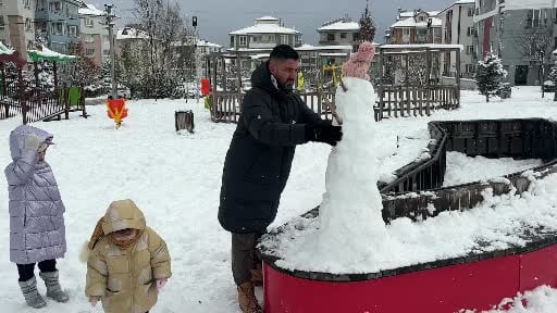 Bolu’da kar yağışının tadını çocuklar çıkardı: Parklar kayak pistine döndü