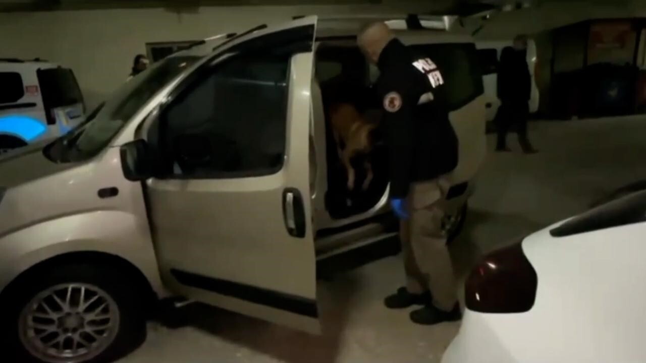 BOLU’DA NARKOTİK EKİPLERİNİN DÜZENLEDİĞİ OPERASYONDA, HAFİF TİCARİ BİR ARACIN KAPI PANELİNE...