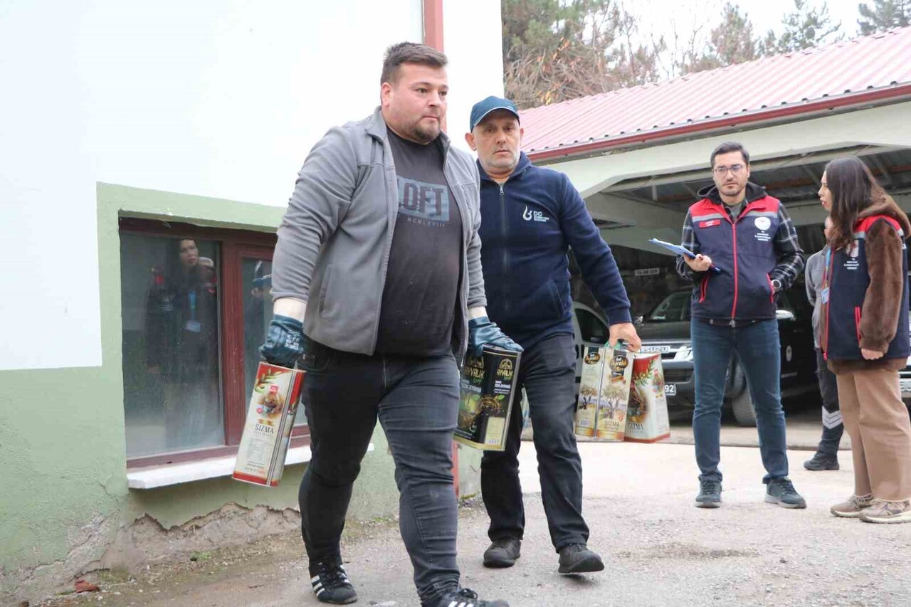 BOLU’DA SATIŞA HAZIR HALDE MARKETLERE DAĞITILAN BİN 500 LİTRE SAHTE ZEYTİNYAĞI TARIM VE ORMAN...
