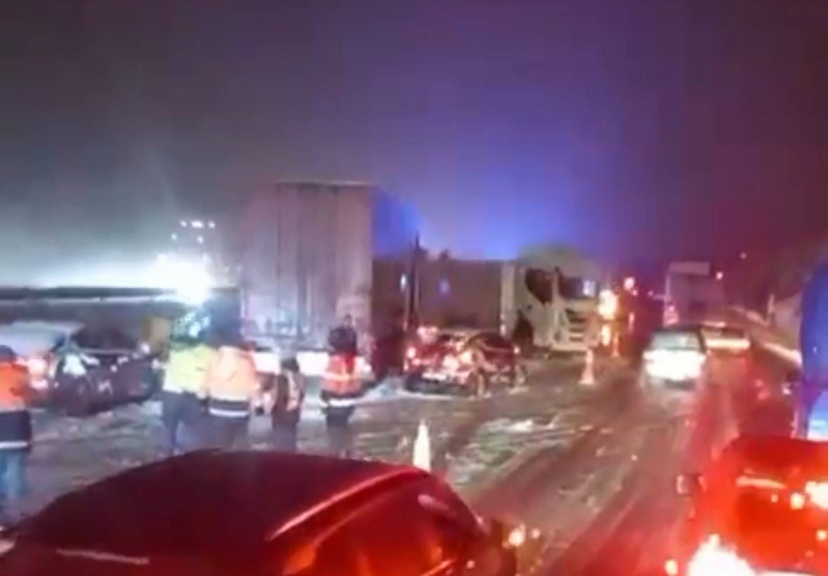 BOLU DAĞI'NDA ETKİLİ OLAN YOĞUN KAR YAĞIŞI NEDENİYLE TEM OTOYOLU BOLU DAĞI TÜNELİ ÇIKIŞINDA 6...