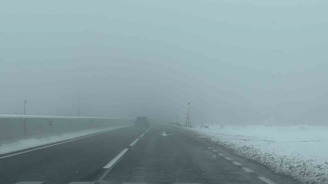 BOLU DAĞI'NDA KAR VE SİS ETKİLİ OLUYOR