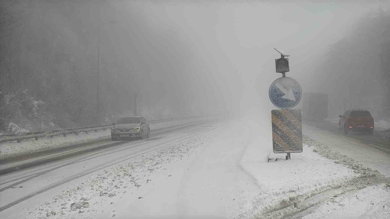 BOLU DAĞI’NDA KAR YAĞIŞI ETKİLİ OLUYOR