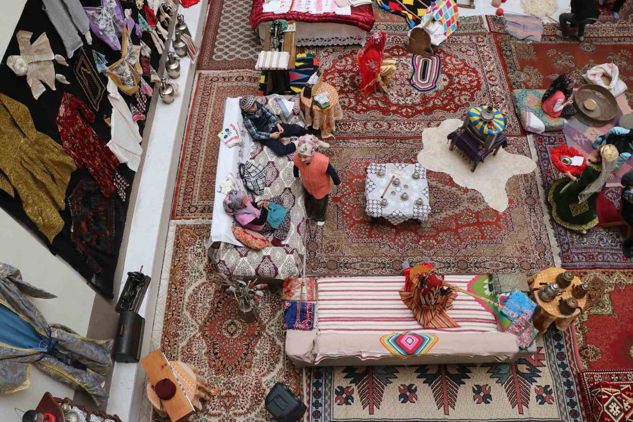 BOLU KÖROĞLU İLKOKULU'NDA OKUL BİNASININ İÇ KISMINDA BULUNAN ATIL ALANDA "YAŞAYAN MÜZE" PROJESİ...