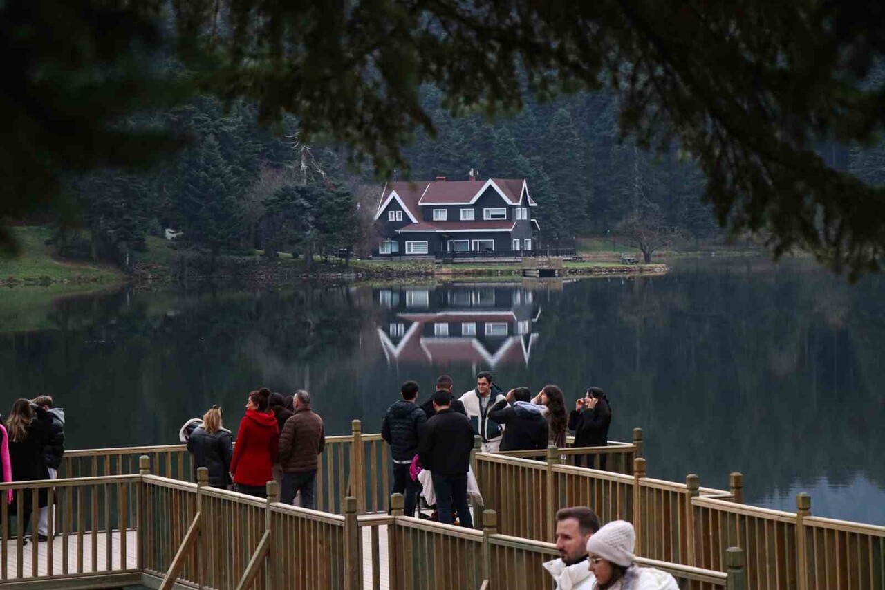 BOLU’NUN DOĞA HARİKASI GÖLCÜK TABİAT PARKI, HAFTA SONUNDA ZİYARETÇİ AKININA UĞRADI. GÖLÜN...