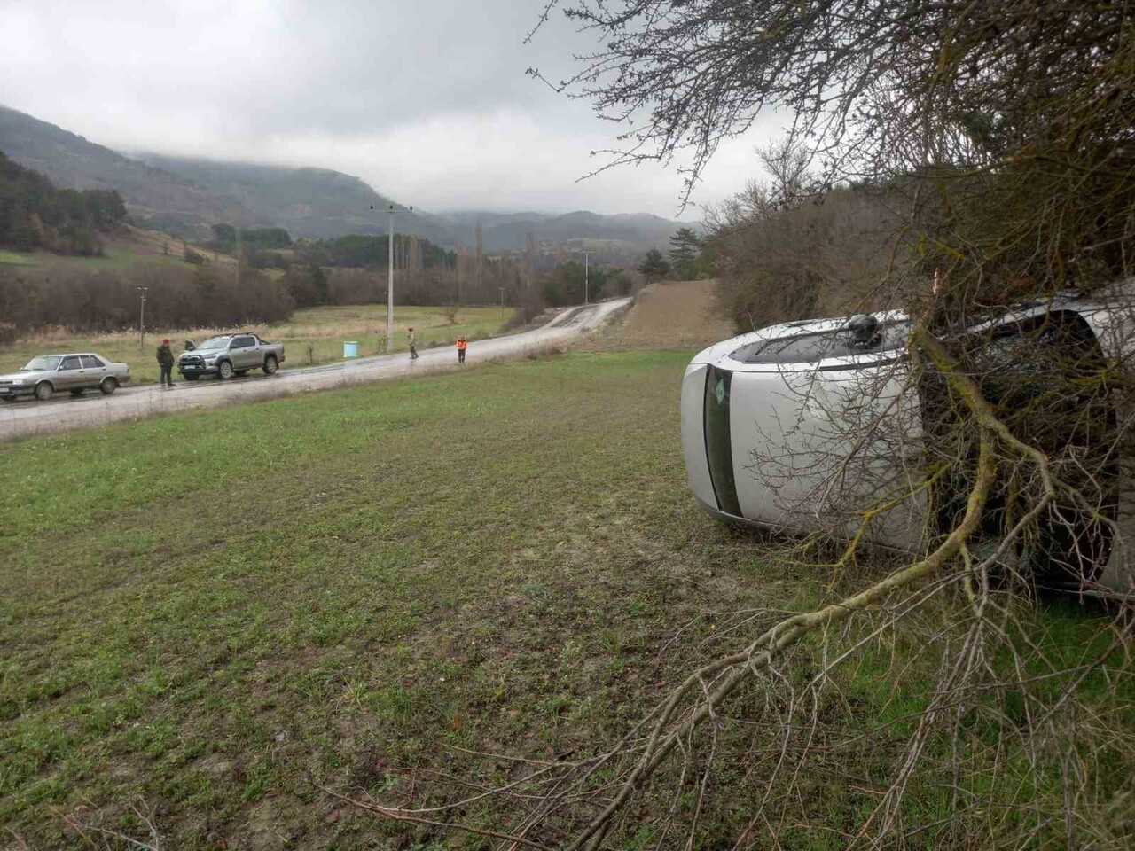 BOLU’NUN MUDURNU İLÇESİNDE DİREKSİYON HAKİMİYETİNİ KAYBEDEN KADIN SÜRÜCÜ, OTOMOBİLİYLE TAKLA...
