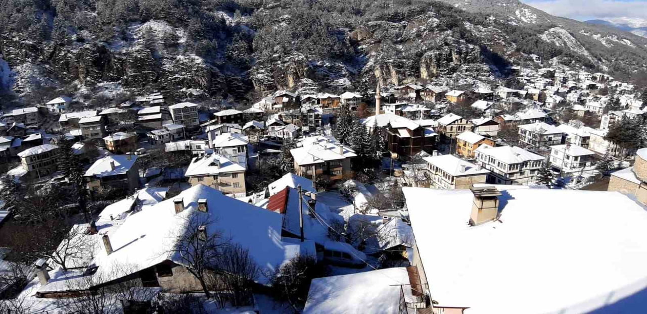 BOLU’NUN TARİHİ DOKUSUYLA ÜNLÜ MUDURNU İLÇESİ, GECE SAATLERİNDE ETKİLİ OLAN KAR YAĞIŞININ ARDINDAN...