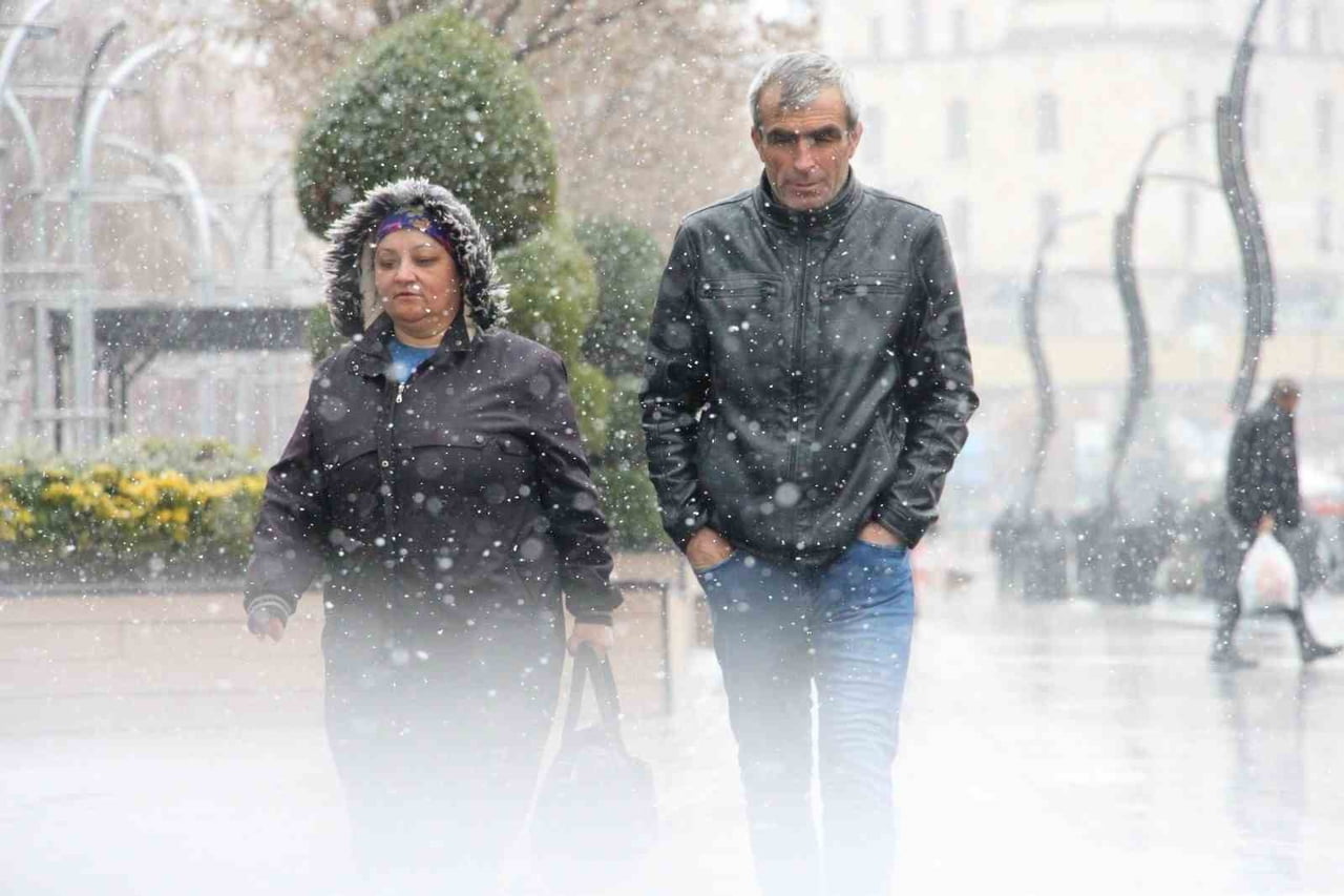 BOLU VALİLİĞİ, BU GECE SAATLERİNDEN İTİBAREN KENT GENELİNDE, ÖZELLİKLE YÜKSEK KESİMLERDE ETKİLİ...