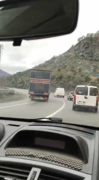 BORÇKA-ARTVİN YOLUNDA TIR SÜRÜCÜSÜNÜN TRAFİK KURALLARINI HİÇE SAYAN HATALI SOLLAMASI, ŞANS ESERİ...