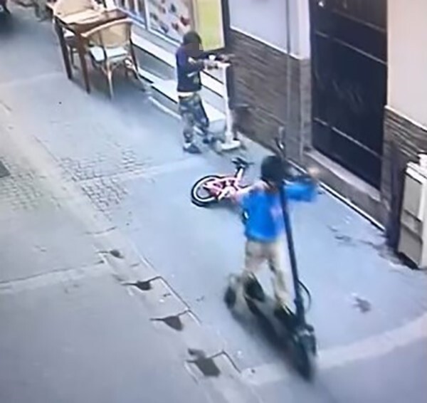 BOYUNDAN BÜYÜK SCOOTER’I ÇALAN, YERİNE OYUNCAĞINI BIRAKAN İKİ KÜÇÜK ÇOCUK, ÇEVREDE BULUNAN BİR İŞ...