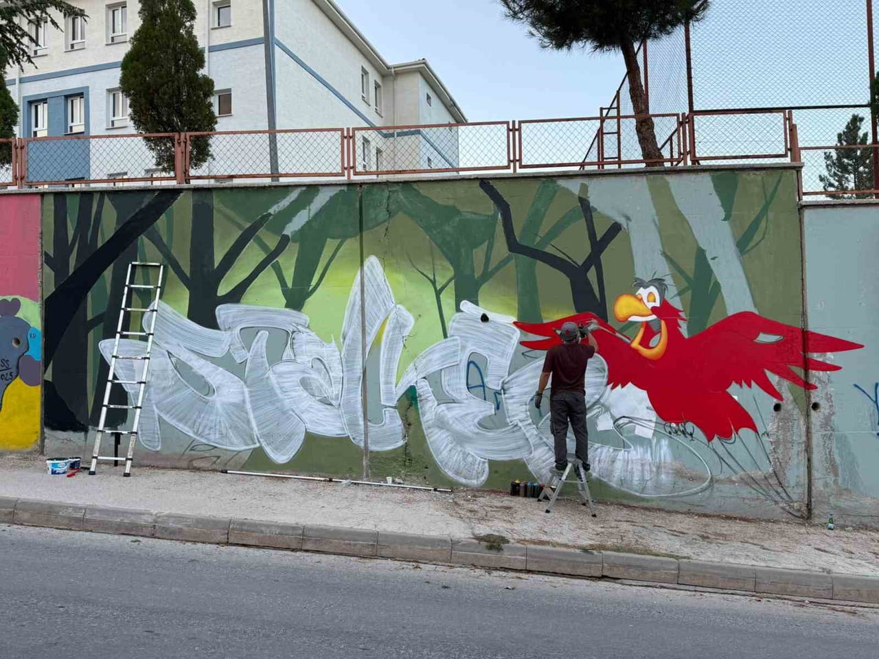 BOZÜYÜK'TE OKUL DUVARLARI SANATLA HAYAT BULDU