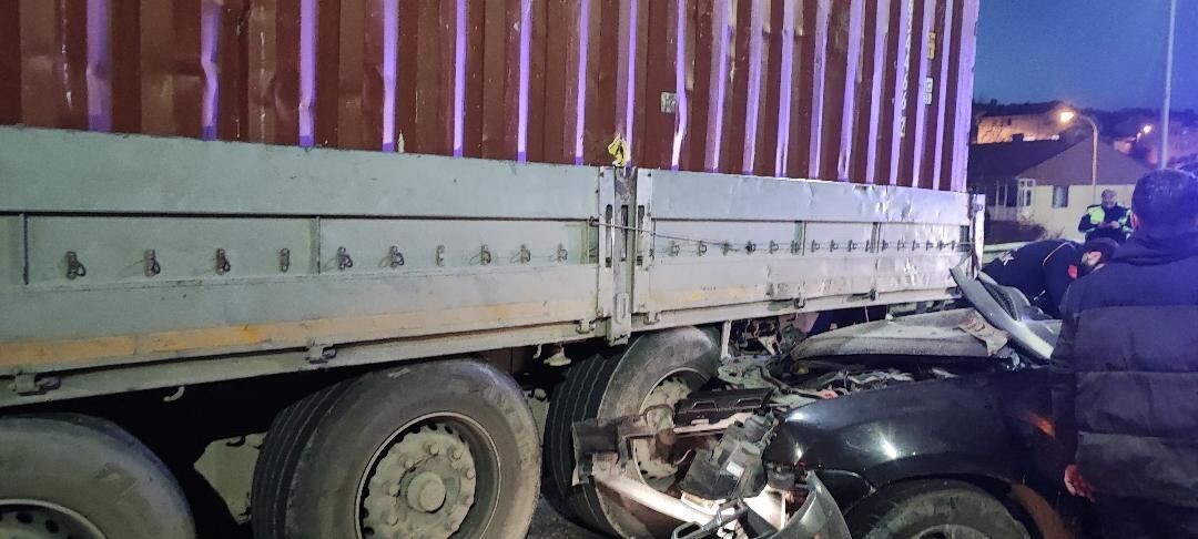 BOZÜYÜK'TE PARK HALİNDEKİ TIRA ARKADAN OTOMOBİL ÇARPTI; 1 ÖLÜ, 1 YARALI