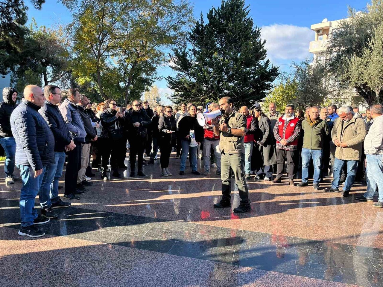 BUCA BELEDİYESİ'NDE İŞÇİLER, EKİM MAAŞLARININ VE TOPLU İŞ SÖZLEŞMESİ FARKLARININ ÖDENMEMESİ...