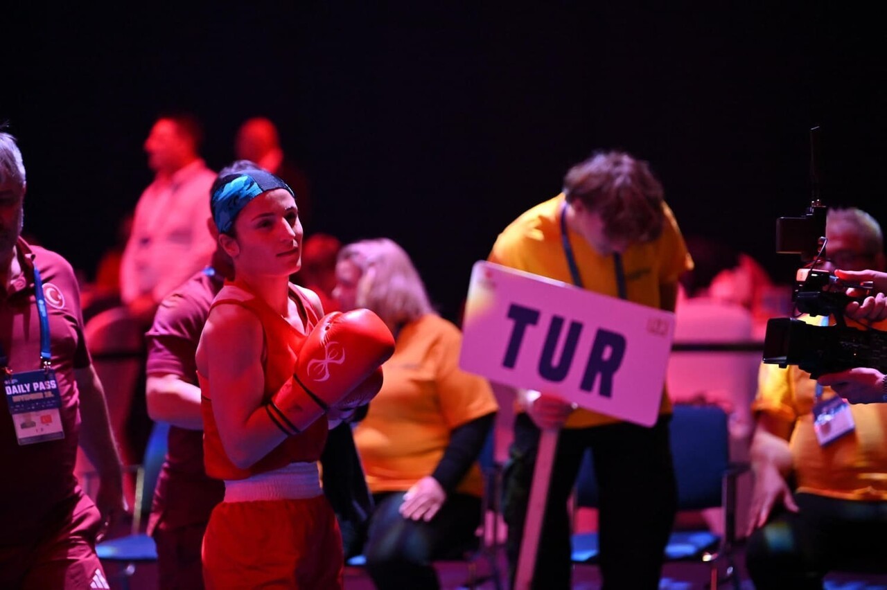 BUDAPEŞTE'DE DÜZENLENEN U23 AVRUPA BOKS ŞAMPİYONASI'NDA RİNGE ÇIKAN CİZRELİ MİLLİ BOKSÖR NURSELEN...