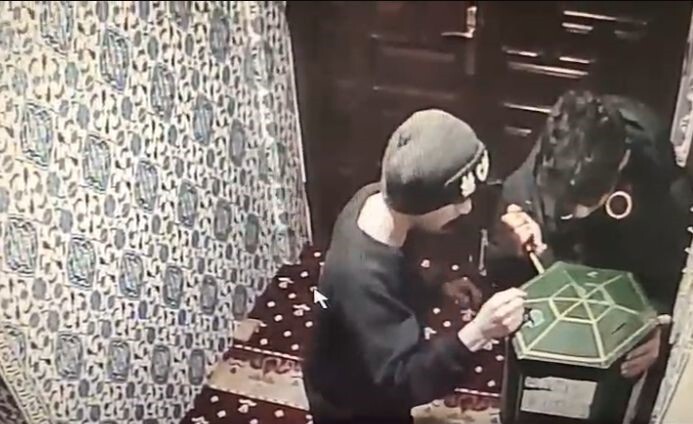 BURDUR'DA BİR CAMİYE GİREREK SADAKA KUTUSUNU AÇMAYA ÇALIŞAN HIRSIZLIK ŞÜPHELİSİ 2 ŞAHIS KAMERALARA...
