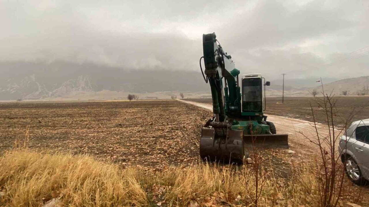 BURDUR'DA ÇALIŞMA YAPAN DEVLET SU İŞLERİ'NE (DSİ) AİT KEPÇE GECE SAATLERİNDE KİMLİĞİ BELİRLEMEYEN...